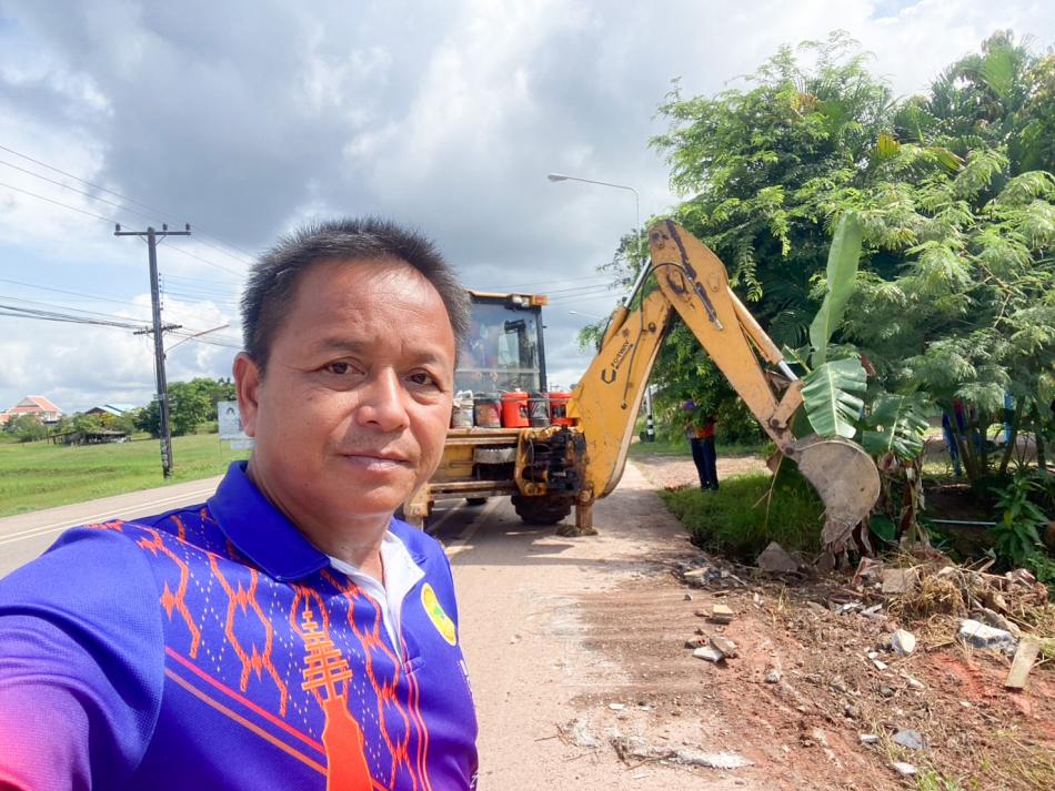 วันพุธ ที่ 20 สิงหาคม 2568 นายกเก่ง วิทยา ภารจรัส นายกเทศมนตรีตำบลบึงโขงหลง ได้มอบหมายให้ นายน้อย ลอมไธสง รองนายกเทศมนตรีตำบลบึงโขงหลง นายสุดใจ แสงโพธิ์ ที่ปรึกษานายกเทศมนตรีตำบลบึงโขงหลง นายเกรียงไกร บริคุต เลขานุการนายกเทศมนตรีตำบลบึงโขงหลง พร้อมด้วยเจ้าหน้าที่กองช่าง ออกปฏิบัติหน้าที่ ลงพื้นที่แก้ไขปัญหาน้ำเซาะถนนบริเวณหน้าปั๊มน้ำมันคาลเท็กซ์, ขุดลอกร่องระบายน้ำบริเวณหลังโรงเรียนอนุบาลสาสนสิทธิ์อำนวย, ตัดแต่งกิ่งไม้ปรับปรุงภูมิทัศน์ บริเวณชุมชนบ้านโพธิ์หมากแข้ง หมู่ 1 ต.โพธิ์หมากแข้ง