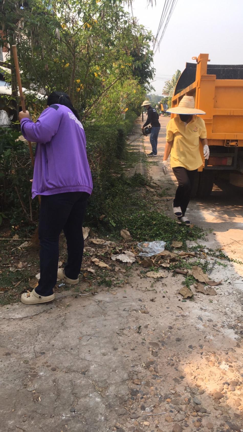 กองสวัสดิการสังคม และกองการศึกษา ตัดแต่งกิ่งไม้ประดับ และเก็บกวาด ทำความสะอาดบริเวณวัดศิริมงคลวราราม หมู่ที่ 2 บ้านโนนสว่าง
