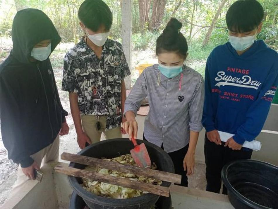 นักเรียนจากโรงเรียนบึงโขงหลงวิทยาคมมาขอคำแนะนำและวิธีการเลี้ยงไส้เดือนดิน เพื่อกำจัดขยะอินทรีย์  เพื่อนำไปใช้ประโยชน์ในการทำโครงงานวิจัยของนักเรียน โดยมีเจ้าหน้าที่กองสาธารณสุขและสิ่งแวดล้อมให้การต้อนรับ และให้คำแนะนำพร้อมวิธีการเลี้ยงไส้เดือนดินทุกขั้นตอน