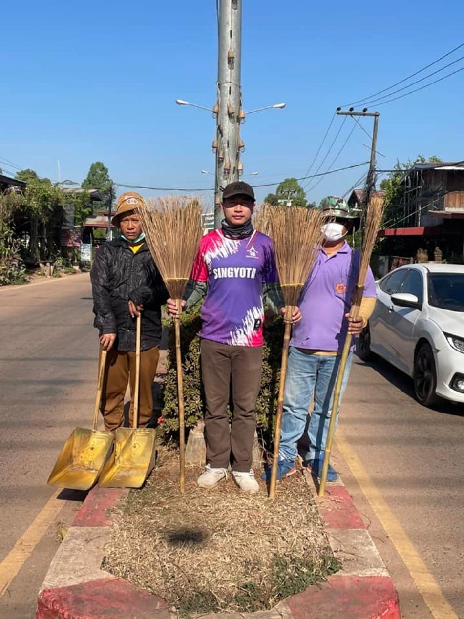 นายวิพากษ์ สารบรรณ ปลัดเทศบาล นำทีมชุดปฏิบัติงานเคลื่อนที่เร็ว RDF ออกปฏิบัติหน้าที่กวาดทำความสะอาดเกาะกลางถนนบ้านโนนหนามแท่ง