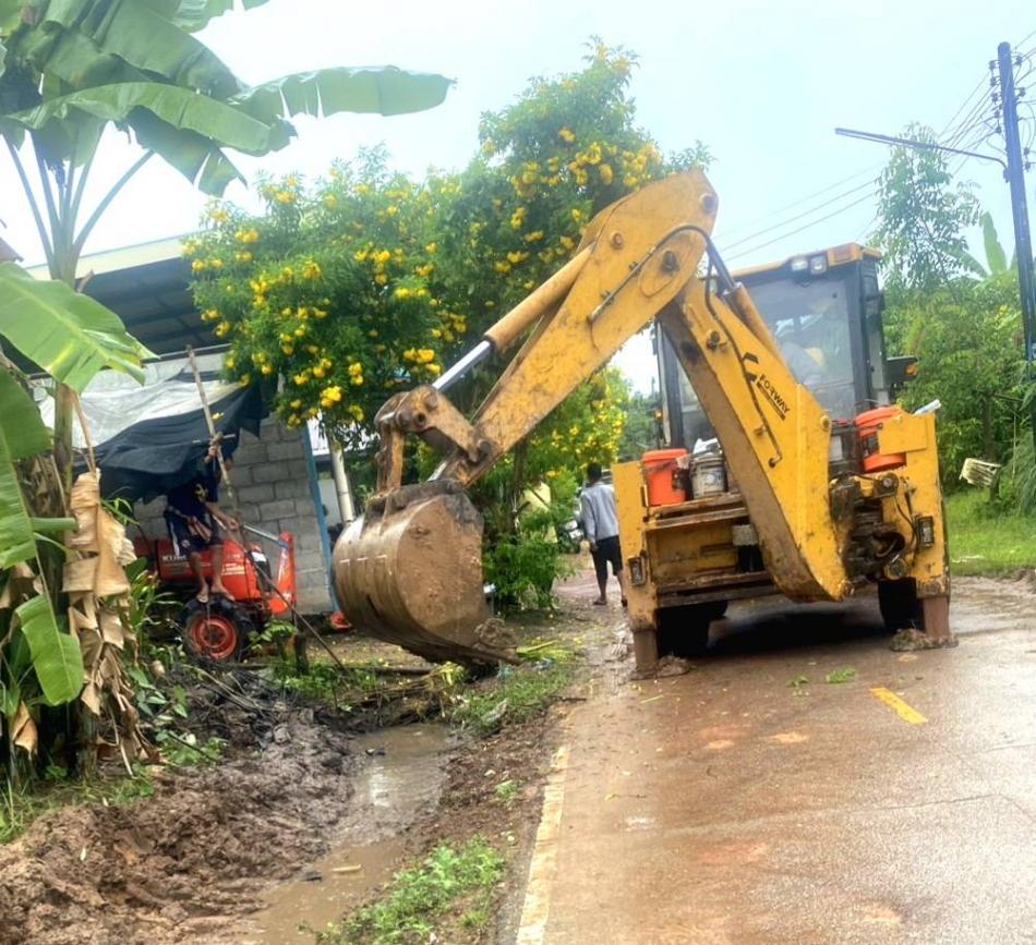 กองช่าง เทศบาลตำบลบึงโขงหลง ขุดลอกรางระบายน้ำบริเวณบ้านหนองสิม หมู่ 9 ต.โพธิ์หมากแข้ง อ.บึงโขงหลง จ.บึงกาฬ