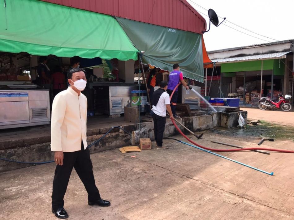 เทศบาลตำบลบึงโขงหลง ลงพื้นที่ตลาดสดเทศบาล เพื่อชะล้างทำความสะอาดท่อระบายน้ำที่อุดตัน ส่งผลให้น้ำไหลไม่สะดวก ส่งกลิ่นเหม็น จึงได้นำเครื่องมือมาขุดลอกสิ่งอุดตัน และใช้รถน้ำ ฉีดล้างทำความสะอาด ร.ต.ท. วสันต์ ชัยลา นายกเทศมนตรี ลงพื้นที่ดูงานมอบหมายให้นายทัตธยา รองนายกเทศมนตรีควบคุมงานและให้กำลังใจพนักงาน