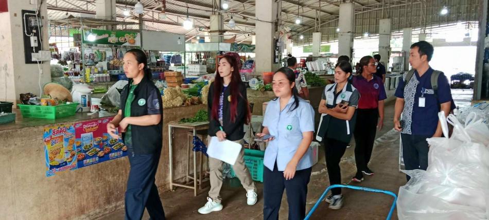 วันอังคาร ที่ 9 กันยายน 2568 กองสาธารณสุขและสิ่งแวดล้อม เทศบาลตำบลบึงโขงหลง ร่วมกับสาธารณสุขจังหวัดบึงกาฬและศูนย์สุขภาพชุมชนโรงพยาบาลบึงโขงหลง  ลงพื้นที่ตรวจประเมินมาตรฐานสุขาภิบาลอาหารภายใต้วิถีชีวิตปกติใหม่ SAN (Sanitation, Accountability, Network) “สะอาด ปลอดภัย ได้มาตรฐาน” ณ ตลาดสดเทศบาลตำบลบึงโขงหลง