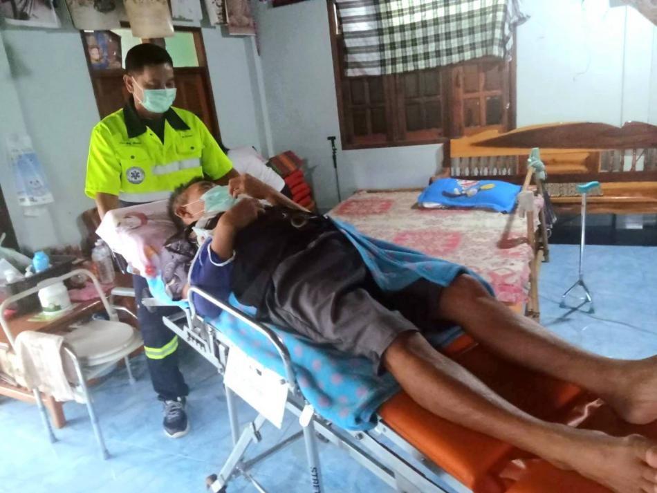 วันจันทร์ ที่ 18 สิงหาคม 2568 นายกเก่ง วิทยา ภารจรัส นายกเทศมนตรีตำบลบึงโขงหลง มอบหมายให้งานป้องกันและบรรเทาสาธารณภัย และงานเทศกิจ ออกปฏิบัติหน้าที่และอำนวยความสะดวกประชาชน นำรถกู้ชีพออกรับผู้ป่วยติดเตียง บ้านบึงโขงหลง หมู่ 12 ต.บึงโขงหลง พบแพทย์ตามนัดที่โรงพยาบาลบึงโขงหลง จำนวน 1 ราย