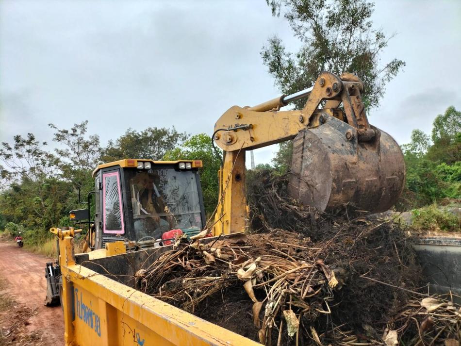 ร.ต.ท.วสันต์ ชัยลา นายกเทศมนตรีตำบลบึงโขงหลง มอบหมายให้กองช่าง เทศบาลตำบลบึงโขงหลง  นำรถตักหน้าขุดหลัง และรถบรรทุกดั๊ม 6 ล้อ เกรดปรับพื้นที่ ทำความสะอาดบริเวณโรงฆ่าสัตว์เทศบาลตำบลบึงโขงหลง