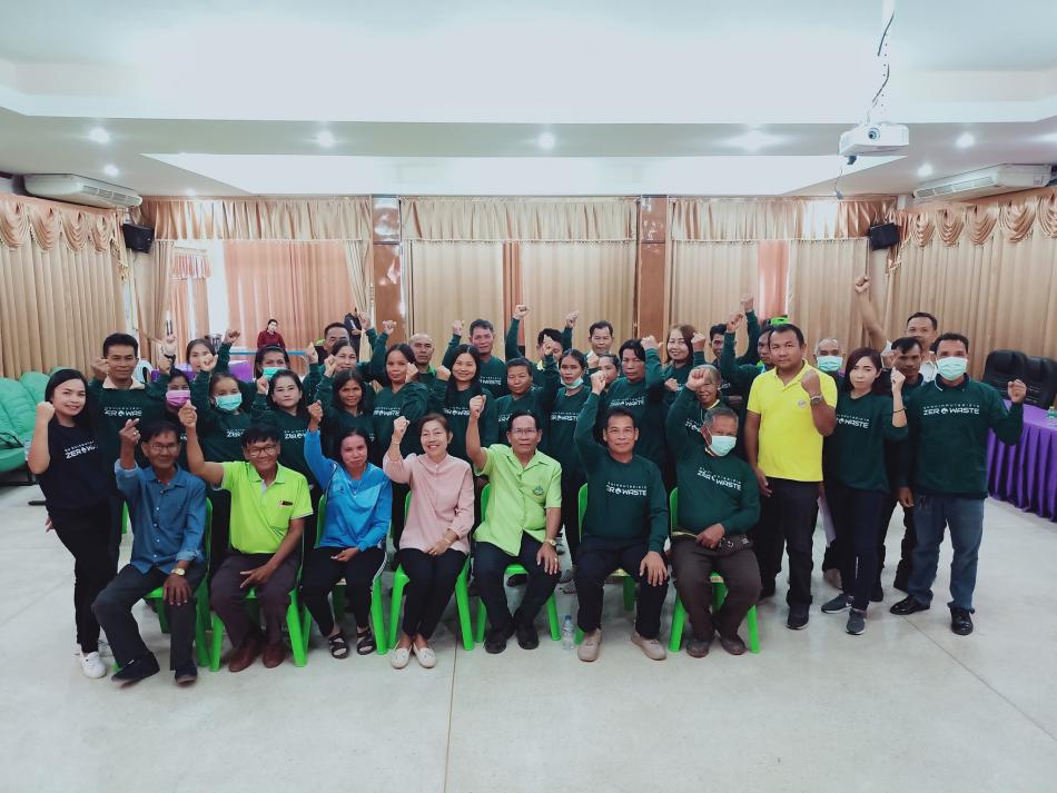 ท่านนายกเทศมนตรี นายเชิด แสนจันทร์ พร้อมคณะผู้บริหาร มอบเสื้อชุมชนเทศบาลสะอาด ให้กับคณะกรรมการธนาคารขยะทั้ง 12 ชุมชน