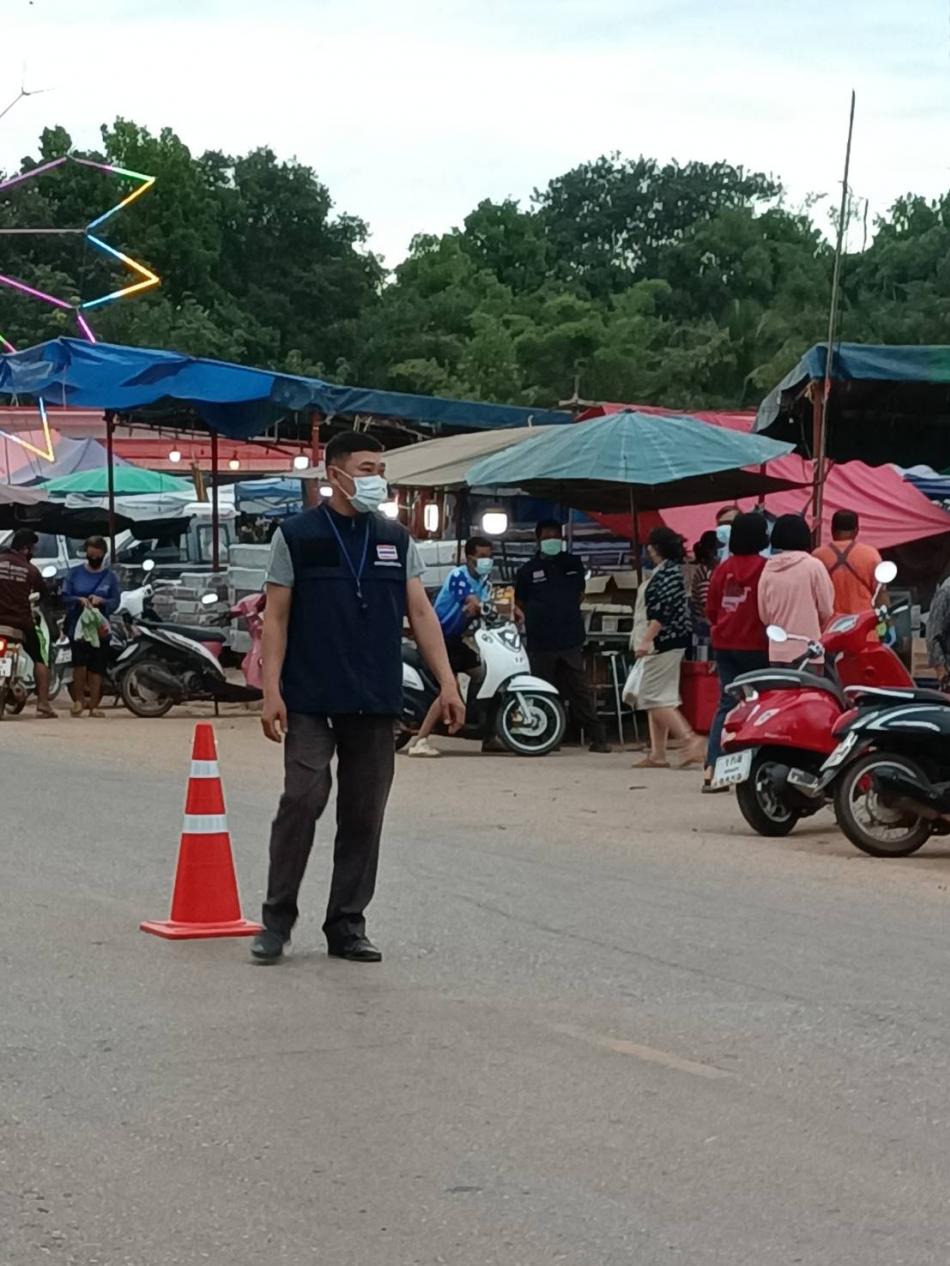 งานเทศกิจ เทศบาลตำบลบึงโขงหลง จัดระเบียบการจราจร ตลาดนัดวันจันทร์ เพื่อความเป็นระเบียบเรียบร้อยในการสัญจรไปมาของประชาชนที่มาจับจ่ายซื้อของกินของใช้ในตลาดนัด (ทุกวันจันทร์)