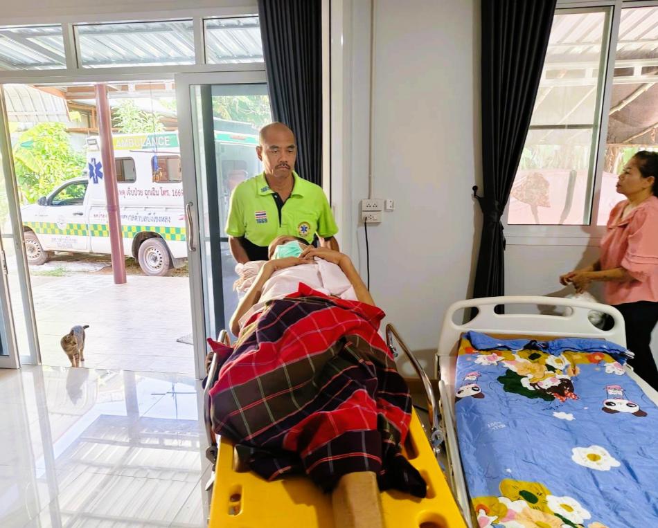 วันจันทร์ ที่ 20 ตุลาคม 2568 นายกเก่ง วิทยา ภารจรัส นายกเทศมนตรีตำบลบึงโขงหลง มอบหมายให้เจ้าหน้าที่งานป้องกันฯ และเจ้าหน้าที่เทศกิจ ออกปฏิบัติภารกิจ นำรถกู้ชีพออกรับส่งผู้ป่วยติดเตียงบ้านสว่างพัฒนา หมู่ 13 ต.บึงโขงหลง ฟอกไตที่ศูนย์ไตเทียมอำเภอเซกา จำนวน 1 ราย, นำรถดับเพลิงออกฉีดล้างทำความสะอาดบริเวณอุโบสถ วัดสว่างวารี บ้านดอนกลาง หมู่ 1 ต.บึงโขงหลง, และงานเทศกิจ จัดระเบียบการจอดรถบริเวณหน้าเซเว่นอีเลฟเว่น