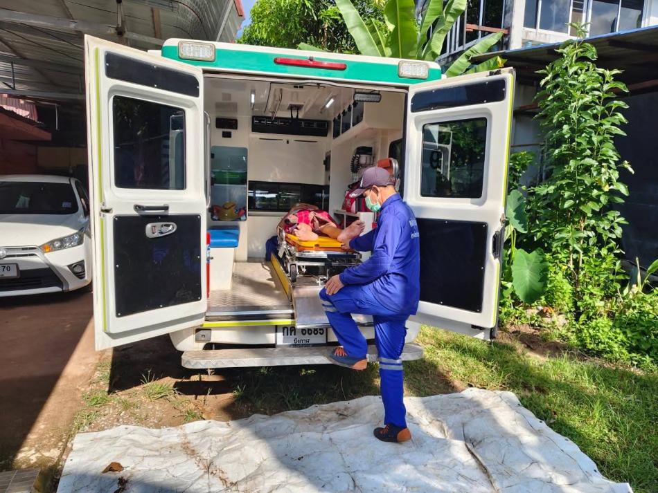 วันจันทร์ ที่ 22 กันยายน 2568 นายกฯเก่ง วิทยา ภารจรัส นายกเทศมนตรีตำบลบึงโขงหลง มอบหมายให้งานป้องกันและบรรเทาสาธารณภัย และเจ้าหน้าที่เทศกิจ ออกปฏิบัติหน้าที่ นำรถกู้ชีพออกรับส่งผู้ป่วยติดเตียงบ้านสว่างพัฒนา หมู่ 13 ต.บึงโขงหลง ฟอกไตที่ศูนย์ไตเทียมอำเภอเซกา จำนวน 1 ราย และออกตรวจจัดระเบียบการจราจร ซอยข้างร้าน GG พร้อมนำรถดับเพลิงฉีดล้างทำความสะอาดถนนบริเวณดังกล่าวฯ