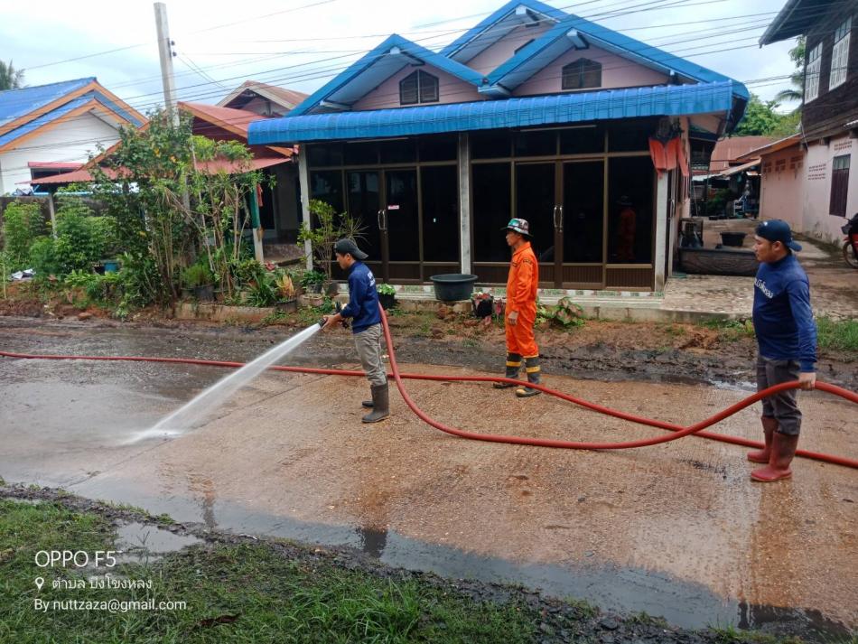 ฝ่ายงานป้องกันฯ นำรถน้ำเข้าสนับสนุนจุดที่กองช่างขุดลอกทางระบายน้ำ เพื่อฉีดล้างทำความสะอาดถนนในชุมชน