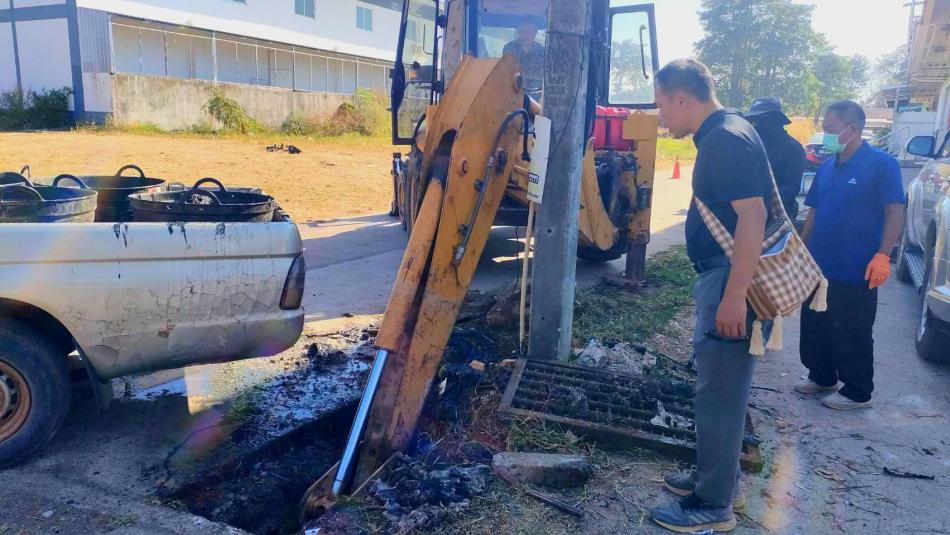 ลงพื้นที่แก้ไขท่อระบายน้ำอุดตันบริเวณตลาดเทศบาลตำบลบึงโขงหลง 