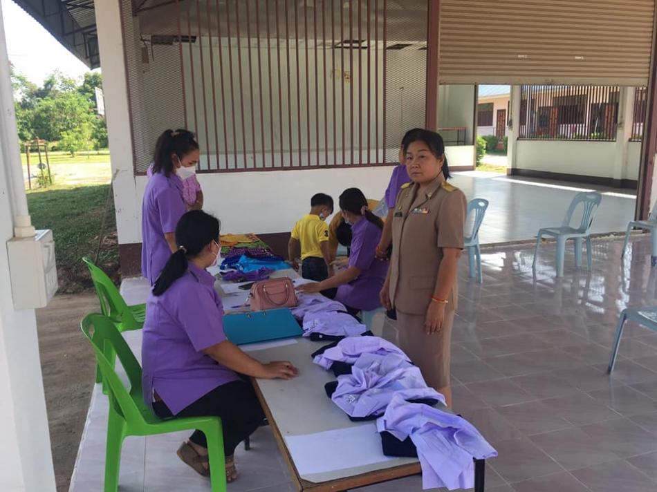 ผู้อำนวยการกองการศึกษา พร้อมคณะครูโรงเรียนอนุบาลเทศบาลตำบลบึงโขงหลง รับรายงานตัวเด็กนักเรียนโรงเรียนอนุบาลเทศบาลตำบลบึงโขงหลงพร้อมมอบชุดนักเรียน เพื่อเตรียมพร้อมสำหรับการเปิดภาคเรียน