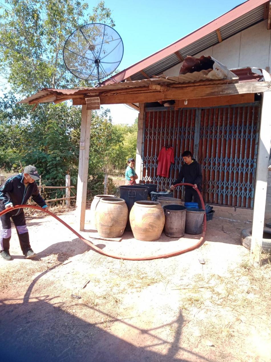  ร.ต.ท.วสันต์ ชัยลา นายกเทศมนตรีตำบลบึงโขงหลง มอบหมายให้งานป้องกันและบรรเทาสาธารณภัย เทศบาลตำบลบึงโขงหลง นำรถบรรทุกน้ำ ดับเพลิง เอนกประสงค์ ส่งน้ำให้ประชาชนบ้านทรายทอง หมู่ที่ 17 ต.บึงโขงหลง เพื่อใช้ในการอุปโภคและบริโภค