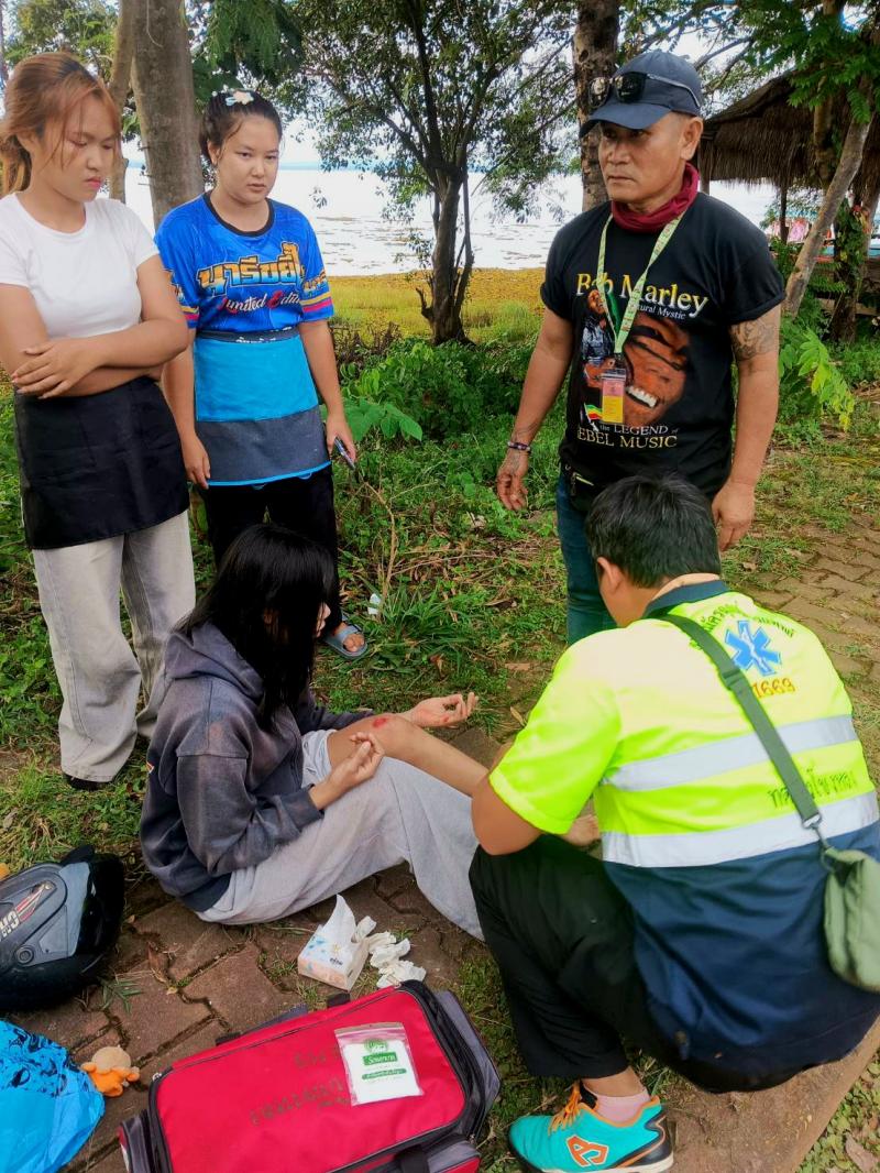 วันอังคาร ที่ 19 สิงหาคม 2568 งานป้องกันและบรรเทาสาธารณภัย เทศบาลตำบลบึงโขงหลง ได้รับแจ้งจากศูนย์สั่งการจังหวัดบึงกาฬ จำนวน 2 เคส 1) เวลา 15.20 น. ได้รับแจ้งว่า มีผู้ป่วยติดเตียง มีโรคประจำตัว (มะเร็ง) มีอาการเหนื่อยอ่อนเพลีย หายใจไม่สะดวก เจ้าหน้าได้นำรถกู้ชีพออกรับผู้ป่วยนำส่งโรงพยาบาลบึงโขงหลงเป็นที่เรียบร้อย 2) เวลา 18.00 น. ได้รับแจ้งว่า เกิดอุบัติเหตุฉุกเฉินรถมอเตอร์ไซค์ชนรถจักรยาน มีผู้ได้รับบาดเจ็บ จำนวน 1 ราย เจ้าหน้าได้ทำการปฐมพยาบาลเบื้องต้นและนำผู้บาดเจ็บส่งโรงพยาบาลบึงโขงหลงเป็นที่เรียบร้อย