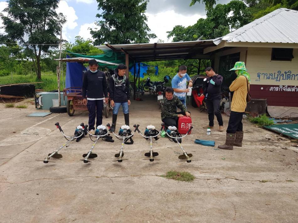 ทีม RDF เทศบาลตำบลบึงโขงหลง เตรียมเครื่องมือและอุปกรณ์ตัดหญ้าบริเวณสวนป่าเฉลิมพระเกียรติสำนักงานเทศบาลตำบลบึงโขงหลง