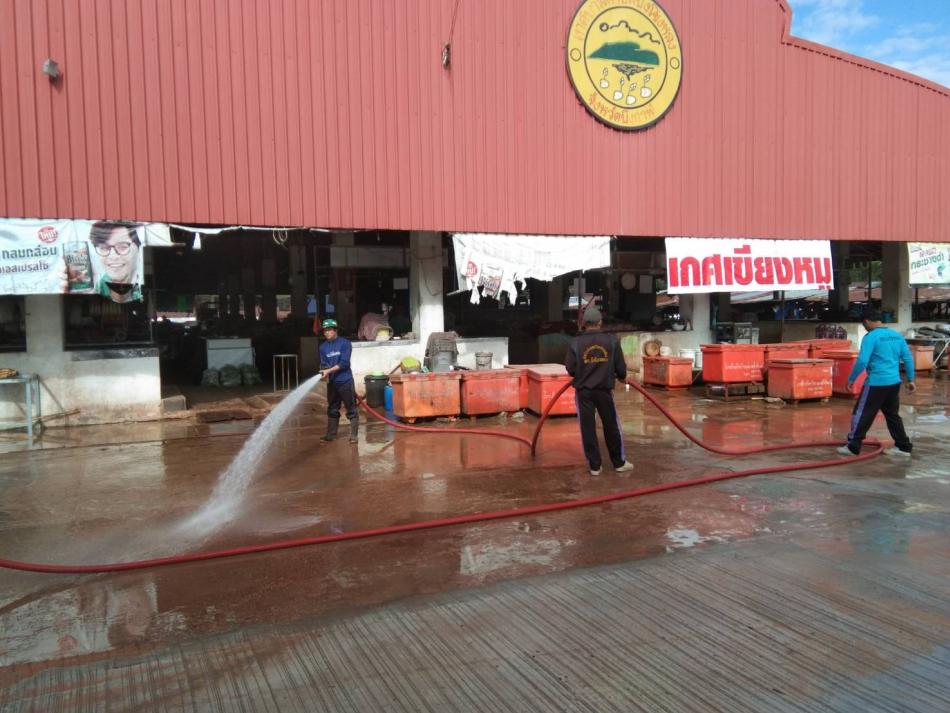 เทศบาลตำบลบึงโขงหลง ฉีดน้ำ ชะล้างทำความสะอาดบริเวณตลาดสดเทศบาล