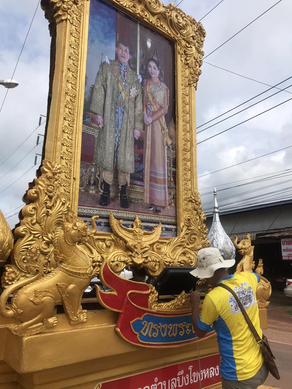 ร.ต.ท.วสันต์ ชัยลา นายกเทศมนตรีตำบลบึงโขงหลง มอบหมายให้ เจ้าหน้าที่กองช่าง เทศบาลตำบลบึงโขงหลง ประดับ ตกแต่งไฟ พระบรมฉายาลักษณ์รัชกาลที่ 10 และสมเด็จพระนางเจ้าพระบรมราชินี บริเวณเกาะกลางถนน บ้านโพธิ์หมากแข้ง หมู่ที่ 1 ต.โพธิ์หมากแข้ง  และซ่อมแซมไฟฟ้าส่องสว่างบริเวณบ้านหนองสิม หมู่ที่ 9 ต.โพธิ์หมากแข้ง