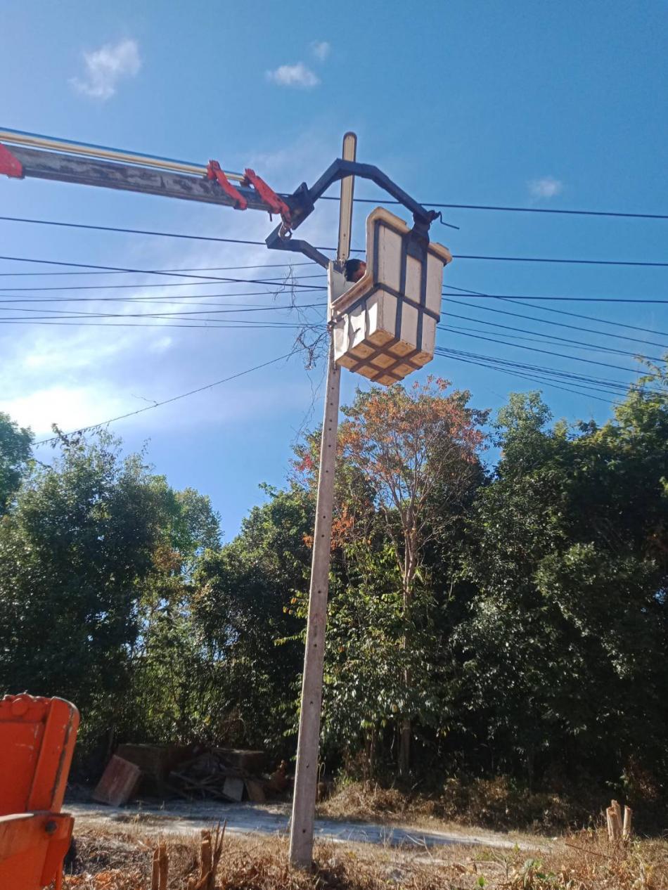 ร.ต.ท.วสันต์ ชัยลา นายกเทศมนตรีตำบลบึงโขงหลง มอบหมายให้กองช่าง เทศบาลตำบลบึงโขงหลง ติดตั้งไฟฟ้าส่องสว่างบริเวณสำนักงานเทศบาลตำบลบึงโขงหลง