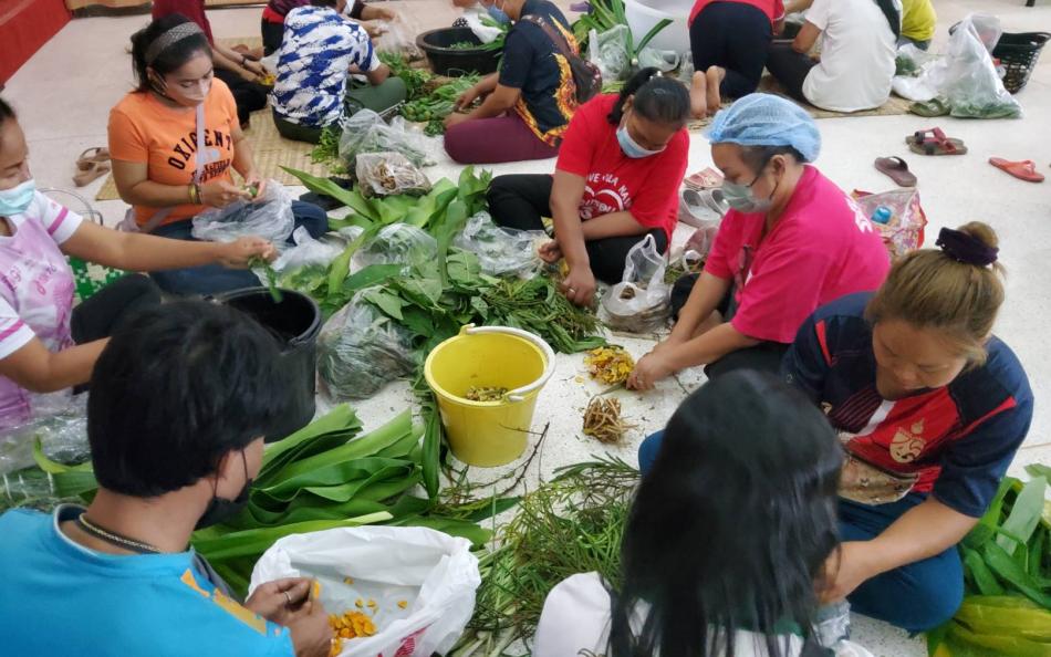 โครงการอบรมนวดแผนไทยเพื่อสุขภาพ เทศบาลตำบลบึงโขงหลง ดำเนินเข้าสู่รุ่นที่ 2 ของวันที่ 3 วันนี้ ได้เรียนความรู้ในการทำสมุนไพรลูกประคบร้อน เพื่อใช้ประกอบการนวดและเพิ่มศักยภาพในการนวดให้กับผู้รับบริการได้ดีมากขึ้น นักเรียนทั้งหมด 20 ท่าน มีความมุ่งมั่นตั้งใจกระตือรือร้นที่จะเรียนรู้ เพื่อที่จะนำความรู้นี้ ไปสู่การให้บริการพี่น้องในชุมชน และนักท่องเที่ยวที่มาท่องเที่ยวอำเภอบึงโขงหลง