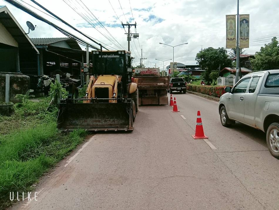 เทศบาลตำบลบึงโขงหลง ลงพื้นที่บ้านโนนหนามแท่ง เพื่อขุดลอกทางระบายน้ำ