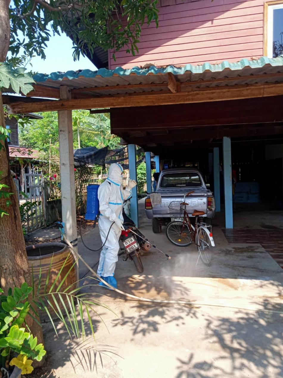  ฝ่ายงานป้องกันและบรรเทาสาธารณภัย เทศบาลตำบลบึงโขงหลง ฉีดพ่นยาฆ่าเชื้อไวรัสโคโรนา 2019 (Covid-19) บ้านดงสว่าง หมู่ที่ 6 ต.โพธิ์หมากแข้ง