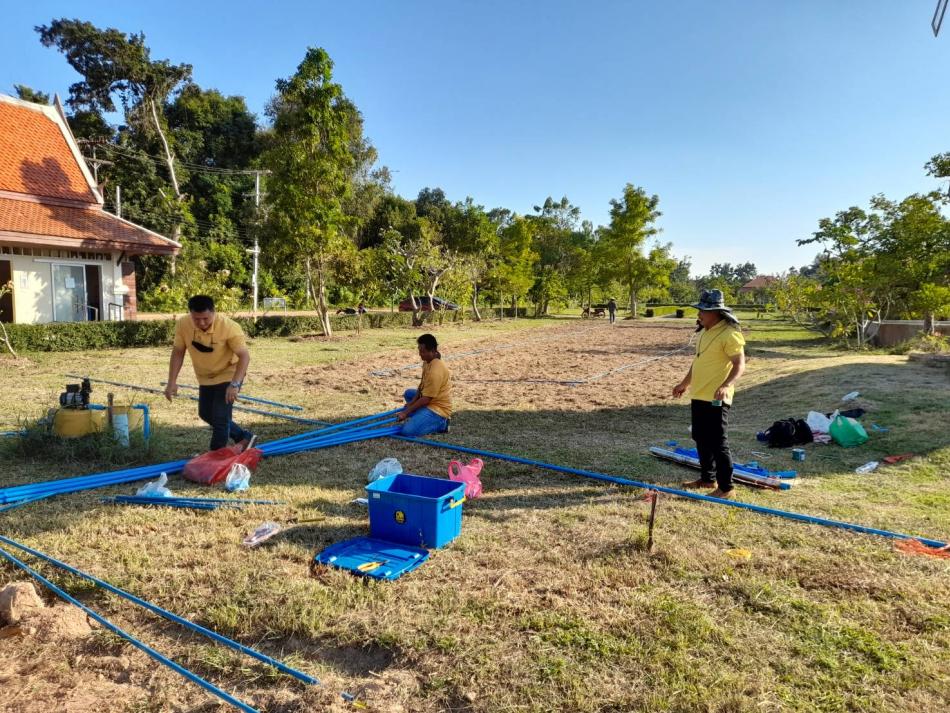 กองสาธารณสุขและสิ่งแวดล้อม ร่วมกับกองช่างติดตั้งวางท่อระบบน้ำเพื่อใช้สำหรับรดสวนดอกไม้บริเวณสวนเฉลิมพระเกียรติ(สวนสาธารณะ)