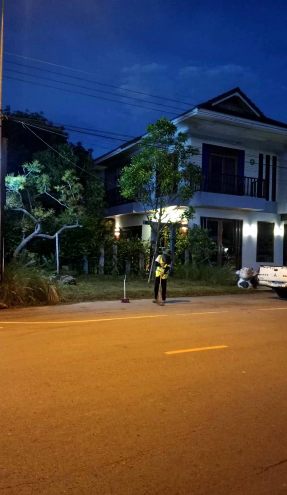 วันศุกร์ ที่ 8 สิงหาคม 2568 นายกเก่ง นายวิทยา ภารจรัส นายกเทศมนตรีตำบลบึงโขงหลง มอบหมายให้เจ้าหน้าที่กองช่าง ปัดกวาดเก็บขยะถนนสายหลักเริ่มจากแยกบ้านฉันโฮมสเตย์ถึงหน้าเทศบาลตำบลบึงโขงหลง เพื่อให้เป็นถนนที่สะอาดสวยงาม กำกับดูแลคุณภาพงานโดย นายวิพากษ์ สารบรรณ ปลัดเทศบาลตำบลบึงโขงหลง