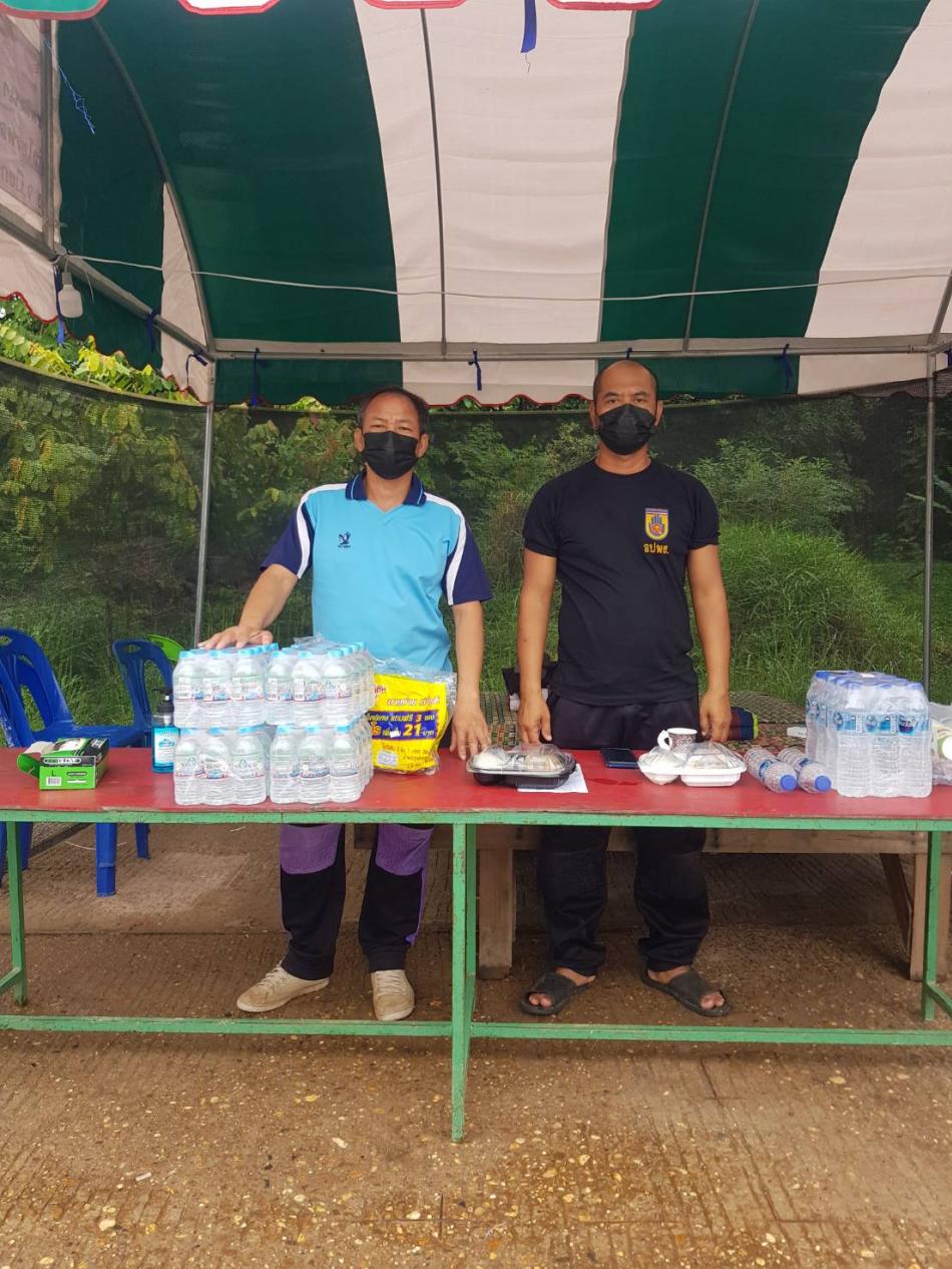 แจ้งไปยังญาติผู้ป่วย โรงพยาบาลสนามที่หอประชุมเทศบาล #ที่ต้องการส่งน้ำส่งอาหารหรือสิ่งของให้ผู้ป่วย ทางเจ้าหน้าที่มีกำหนดเรื่องเวลา โดยแบ่งช่วงเช้าและเย็น วันละ 2 รอบ ดังนี้ ✅ช่วงเช้า 11.00 น. ✅ช่วงเย็น 17.00 น. #โดยจะมีจุดรับฝากที่ #เต็นท์บริเวณด้านหน้าซึ่งอยู่นอกเขตโรงพยาบาลสนาม ท่านสามารถฝากได้ที่จุดบริการ โดยให้เขียนชื่อ สกุล ติดกับอาหารหรือสิ่งของไว้ เมื่อถึงกำหนดเวลา ทางเจ้าหน้าที่จะนำเข้าไปให้บุคลากรทางการแพทย์ที่ปฏิบัติหน้าที่ด้านใน #ที่เป็นพื้นที่ปลอดภัยต่อไป