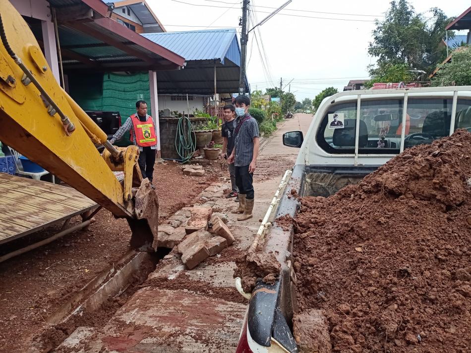 เทศบาลตำบลบึงโขงหลง ลงพื้นที่บ้านสว่างพัฒนา และบ้านโนนสว่าง เพื่อแก้ไขปัญหาฝาท่อที่ชำรุด และทางระบายน้ำที่อุดตัน