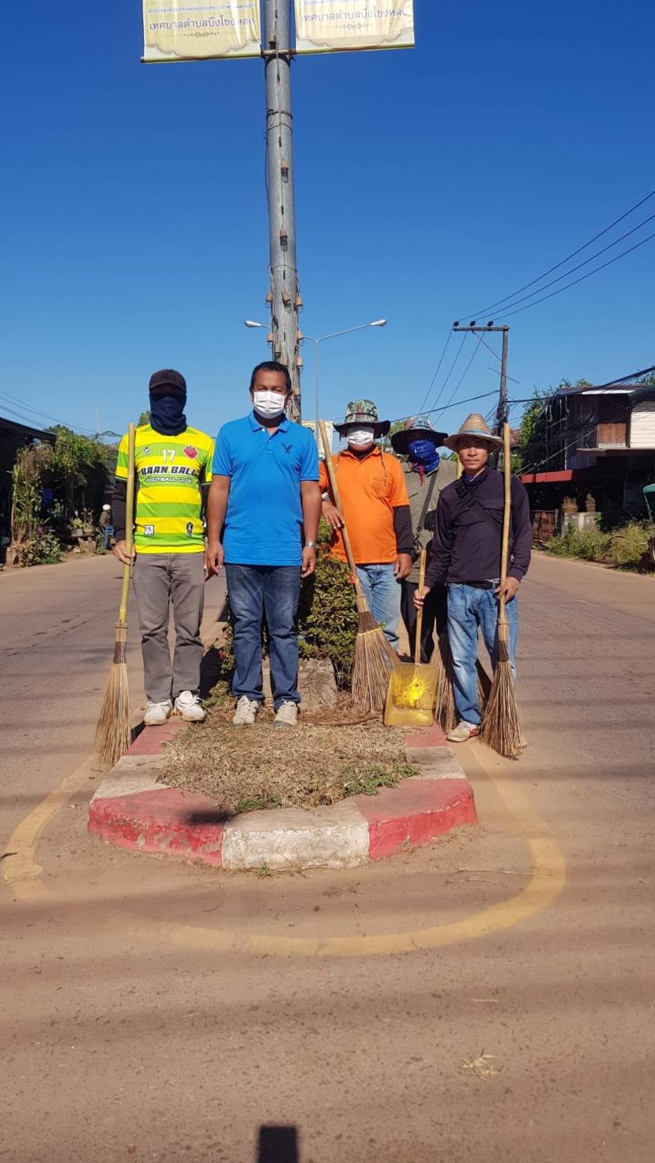 ร.ต.ท. วสันต์ ชัยลา  นายกเทศมนตรีฯ มอบหมายให้นายทัตธยา ชนกชนีกุล รองนายกเทศมนตรีฯ นายวิพากษ์  สารบรรณ  ปลัดเทศบาล นำทีมงานชุดปฏิบัติงานเคลื่อนที่เร็ว RDF  ออกปฏิบัติหน้าที่เก็บขยะ  กวาดถนน  และตัดแต่งต้นไม้บริเวณเกาะกลางถนน บ้านโนนหนามแท่ง