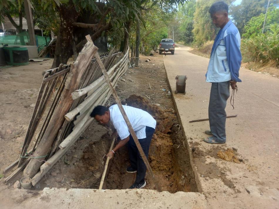 ร.ต.ท.วสันต์ ชัยลา นายกเทศมนตรีตำบลบึงโขงหลง มอบหมายให้นายคมกฤษ ภาษี รองนายกเทศมนตรีฯ นำทีมกองช่าง เทศบาลตำบลบึงโขงหลงขุดลอกคลองระบายน้ำ บริเวณบ้านดงสว่าง หมู่ที่ 6 ต.โพธิ์หมากแข้ง เพื่อแก้ไขปัญหาท่อน้ำอุดตันทำให้น้ำท่วมขัง