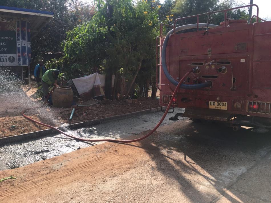 ร.ต.ท.วสันต์ ชัยลา นายกเทศมนตรีตำบลบึงโขงหลง มอบหมายให้งานป้องกันและบรรเทาสาธารณภัย เทศบาลตำบลบึงโขงหลง นำรถบรรทุกน้ำ ดับเพลิง เอนกประสงค์ ส่งน้ำให้ประชาชนบ้านทรายทอง หมู่ที่ 17 ต.บึงโขงหลง เพื่อใช้ในการอุปโภคและบริโภค