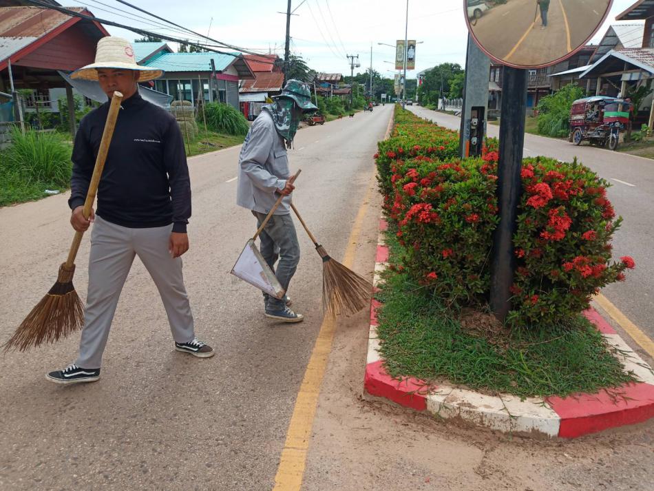 ทีมงาน RDF เทศบาลตำบลบึงโขงหลง ลงพื้นที่บริเวณเกาะกลางถนนสายหลัก เพื่อตัดหญ้า แต่งกิ่ง และกวาดฝุ่น