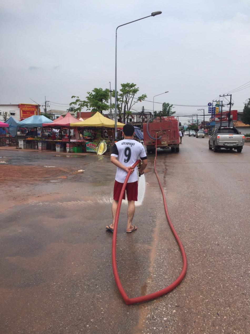  ฝ่ายงานป้องกันและบรรเทาสาธารณภัย เทศบาลตำบลบึงโขงหลง  ได้นำรถบรรทุกน้ำดับเพลิง เอนกประสงค์ ออกฉีดล้างพื้นและถนนบริเวนตลาดแลง เนื่องจากมีฝนตกหนัก น้ำระบายไม่ทัน ทำให้ล้นท่อระบายน้ำอออกมามีสิ่งสกปรก น้ำคร่ำไหล ส่งกลิ่นเน่าเหม็น