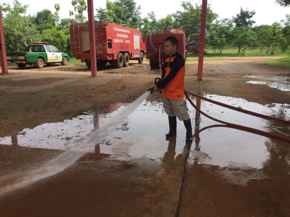 งานป้องกันและบรรเทาสาธารณภัย เทศบาลตำบลบึงโขงหลง ทำความสะอาด ฉีดล้างพื้นบริเวณโรงจอดรถ และตัดหญ้าบริเวณรอบสำนักงาน เทศบาลตำบลบึงโขงหลง