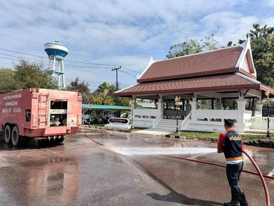 ร.ต.ท.วสันต์ ชัยลา นายกเทศมนตรีตำบลบึงโขงหลง มอบหมายให้งานป้องกันและบรรเทาสาธารณภัย เทศบาลตำบลบึงโขงหลง นำรถบรรทุกน้ำดับเพลิงเอนกประสงค์ ฉีดล้างถนน และลานจอดรถ บริเวณโรงพยาบาลบึงโขงหลง ตามที่โรงพยาบาลบึงโขงหลงได้ขอความอนุเคราะห์มายังเทศบาลฯ