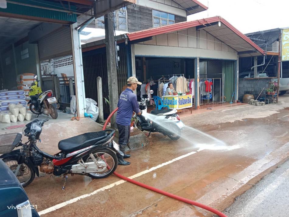  งานป้องกันและบรรเทาสาธารณภัย เทศบาลตำบลบึงโขงหลง นำรถบรรทุกน้ำดับเพลิง เอนกประสงค์ ฉีดล้างถนน ทำความสะอาดบริเวณบ้านสว่างพัฒนา หมู่ที่ 13 ต.บึงโขงหลง เพื่อลดปริมาณฝุ่น เพิ่มความปลอดภัยต่อผู้ใช้รถใช้ถนนบนเส้นทาง
