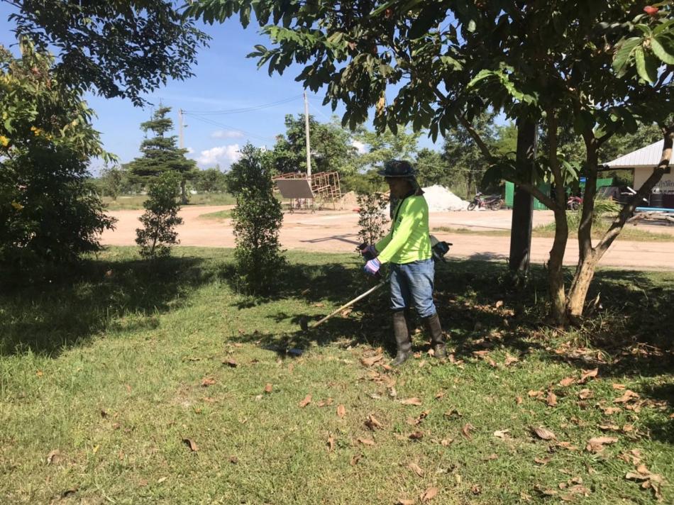 ร.ต.ท. วสันต์ ชัยลา นายกเทศมนตรีตำบลบึงโขงหลง มอบหมายให้กองการศึกษา ตัดหญ้าบริเวณโรงเรียนอนุบาลเทศบาลตำบลบึงโขงหลง