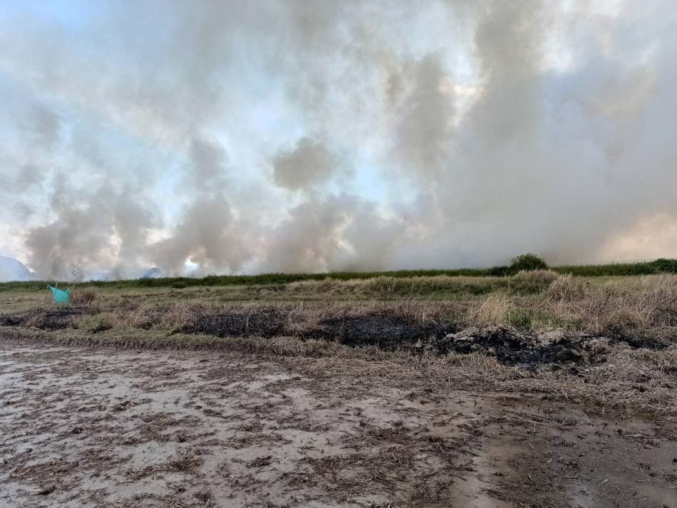 งานป้องกันและบรรเทาสาธารณภัย เทศบาลตำบลบึงโขงหลง นำรถบรรทุกน้ำดับเพลิง เอนกประสงค์ ออกเหตุ ขอความช่วยเหลือกรณีเหตุเพลิงไหม้บริเวณหลังโรงเรียนโสกก่ามวิทยา อำเภอเซกา จังหวัดบึงกาฬ