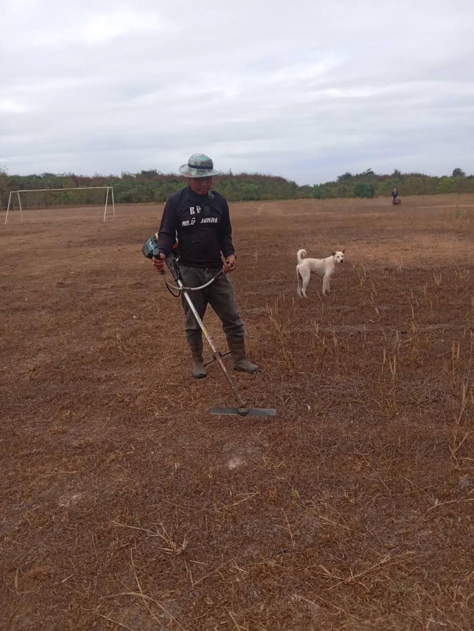 ร.ต.ท.วสันต์ ชัยลา นายกเทศมนตรีตำบลบึงโขงหลง มอบหมายให้ชุดเฉพาะกิจ เทศบาลตำบลบึงโขงหลง ตัดหญ้า บริเวณสนามฟุตบอล เทศบาลตำบลบึงโขงหลง