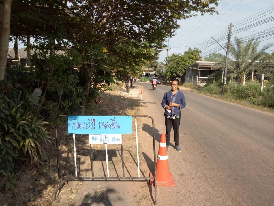 งานป้องกันและบรรเทาสาธารณภัย เทศบาลตำบลบึงโขงหลง นำแผงกั้นป้ายจราจรแจ้งเตือนการขับขี่ ให้ผู้ใช้รถใช้ถนนระมัดระวังในการขับขี่ บริเวณทางโค้งบ้านหนองสิม เพื่อไม่ให้เกิดอุบัติเหตุจากน้ำขี้ยางไหลบนผิวถนน ทำให้ถนนลื่น