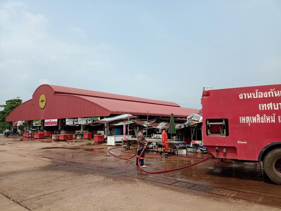 เทศบาลตำบลบึงโขงหลง ลงพื้นที่ตลาดสดเทศบาล เพื่อฉีดล้างทำความสะอาดทั่วบริเวณตลาดสด เพื่อสุขอนามัย พร้อมกับประชาสัมพันธ์การปฏิบัติตามมาตรการสาธารณสุข เพื่อการป้องกันโควิด-19