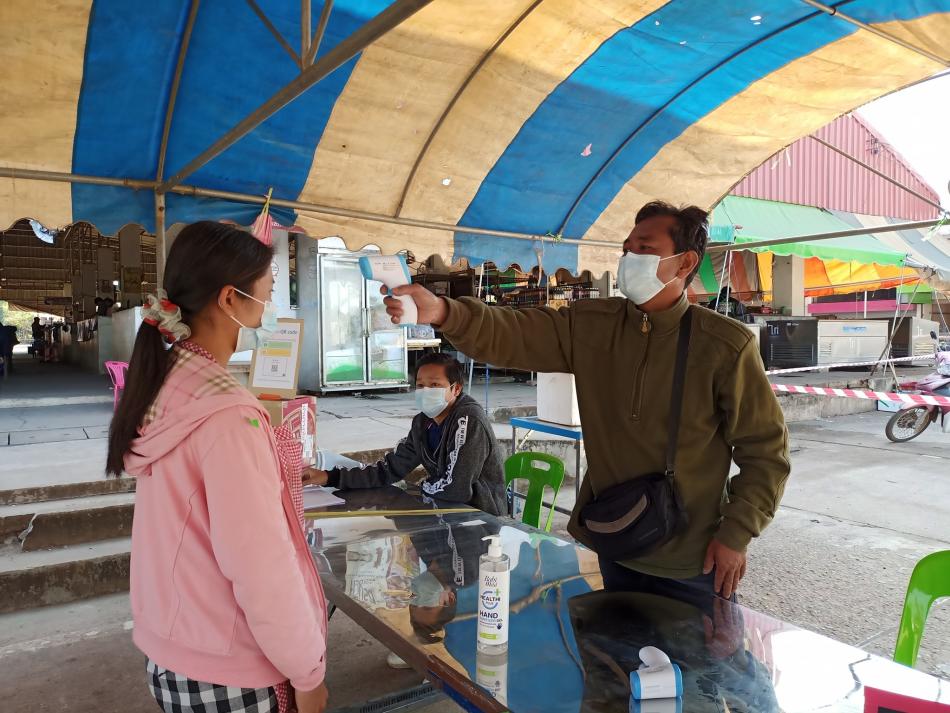 ตั้งจุดคัดกรอง วัดอุณหภูมิ ณ ตลาดสดเทศบาลฯ เพื่อเฝ้าระวังโควิด19