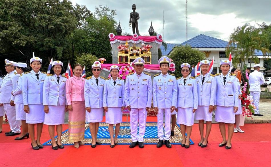 เทศบาลตำบลบึงโขงหลง ร่วมกับสภาเทศบาลตำบลบึงโขงหลง ร่วมพิธีวางพวงมาลาเนื่องในวันปิยมหาราช  ประจำปี 2568 