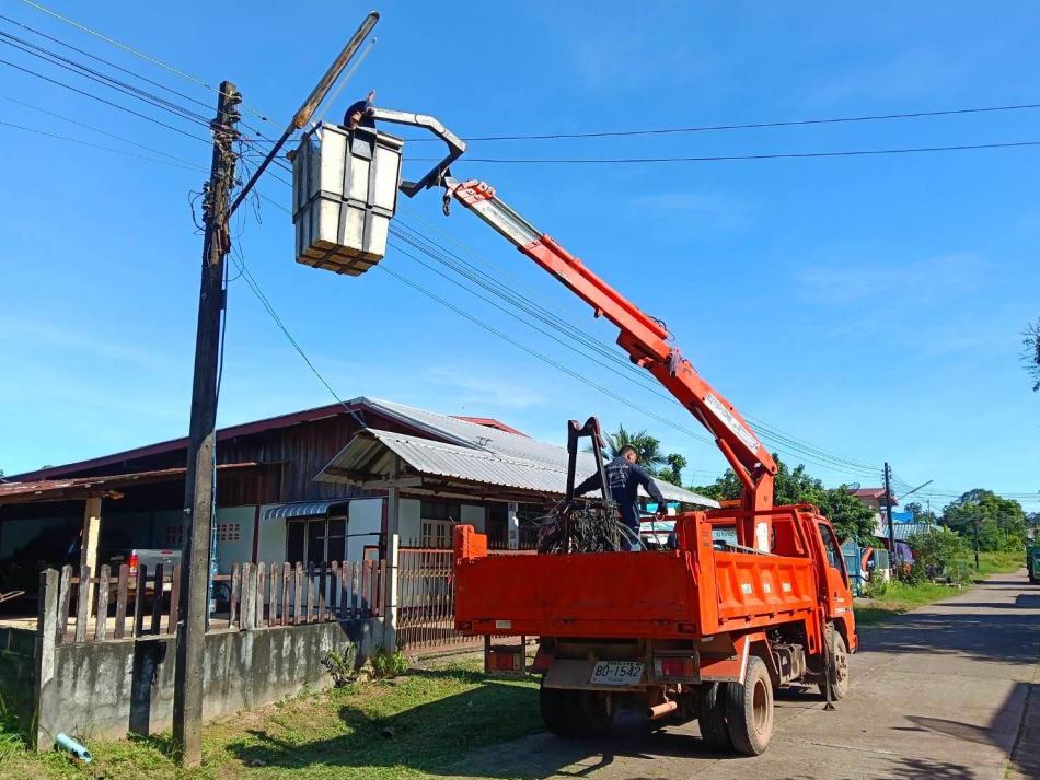 วันจันทร์ ที่ 15 กันยายน 2568  นายกฯเก่ง วิทยา ภารจรัส นายกเทศมนตรีตำบลบึงโขงหลง มอบหมายให้ นายน้อย ลอมไธสง รองนายกเทศมนตรี นายสุดใจ แสงโพธิ์ ที่ปรึกษานายกเทศมนตรี นายเกรียงไกร บริคุต เลขานุการนายกเทศมนตรี พร้อมด้วยเจ้าหน้าที่กองช่าง ออกปฏิบัติภารกิจ 1) ซ่อมไฟฟ้าส่องสว่างและเปลี่ยนหลอดไฟ ตัดหญ้าตัดแต่งกิ่งไม้ ปรับปรุงภูมิทัศน์บริเวณชุมชนบ้านสระแก้ว หมู่ 9 ต. บึงโขงหลง 2) นำรถตักหน้าขุดหลัง (JCB) ปรับปรุงภูมิทัศน์บริเวณรอบๆอาคารพาณิชย์ ตลาดสดเทศบาลตำบลบึงโขงหลง 3) ซ่อมแซมฝารางระบายน้ำที่ชำรุด บริเวณหน้าโรงเรียนบึงโขงหลงวิทยาคม 