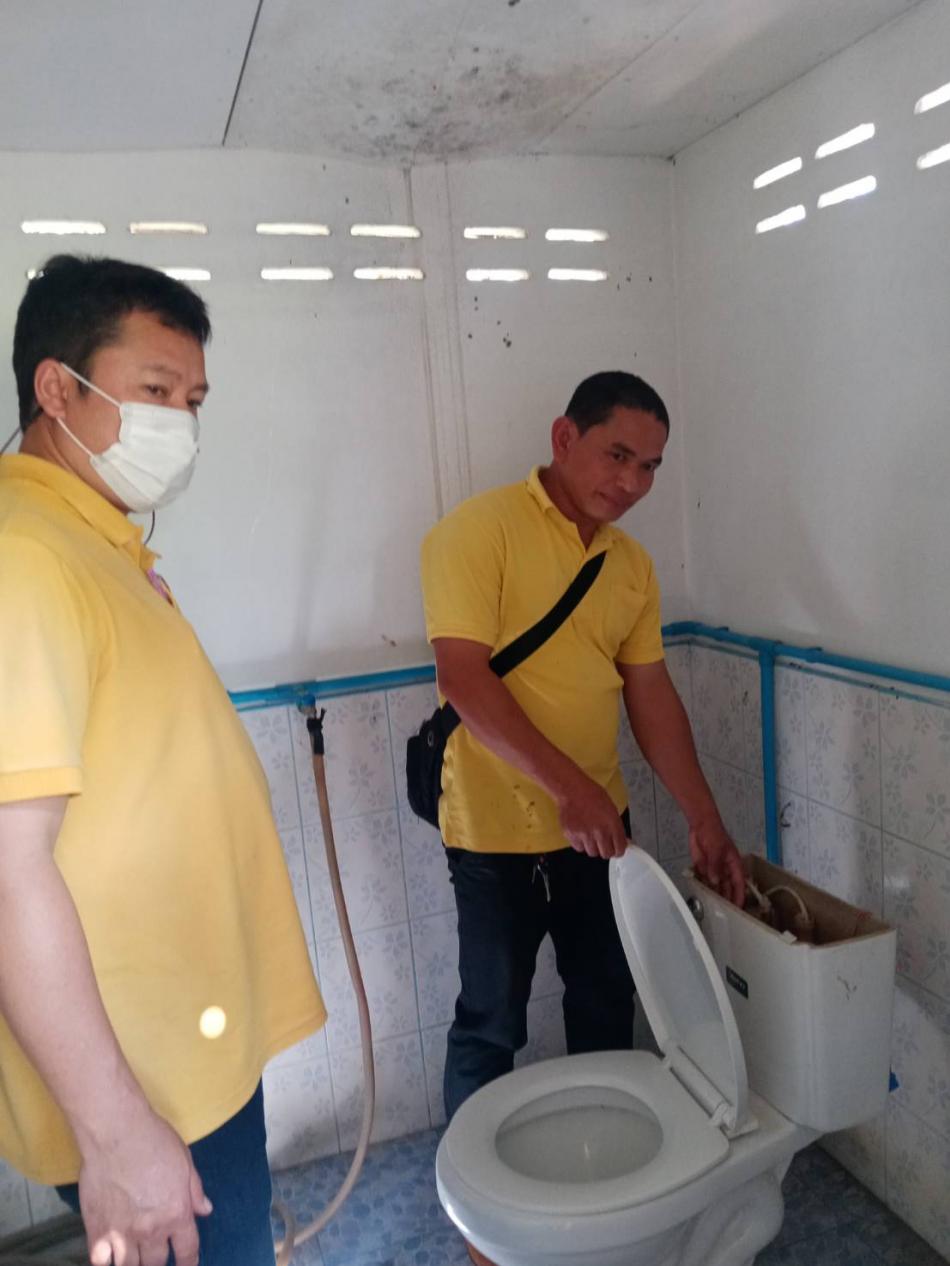 ร.ต.ท.วสันต์ ชัยลา นายกเทศมนตรีตำบลบึงโขงหลง มอบหมายให้กองช่าง เทศบาลตำบลบึงโขงหลง ซ่อมสุขภัณฑ์ (ชักโครก) บริเวณห้องน้ำศูนย์พัฒนาเด็กเล็กบ้านดงสว่าง หมู่ที่ 6 ต.โพธิ์หมากแข้ง