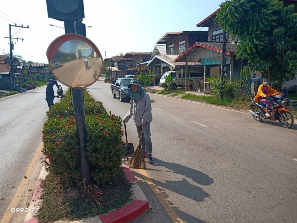 เทศบาลตำบลบึงโขงหลง ตัดหญ้า แต่งกิ่ง กวาดถนน ปรับภูมิทัศน์บริเวณเกาะกลางถนนสายหลักบ้านโนนหนามแท่ง บึงโขงหลง-โสกก่าม