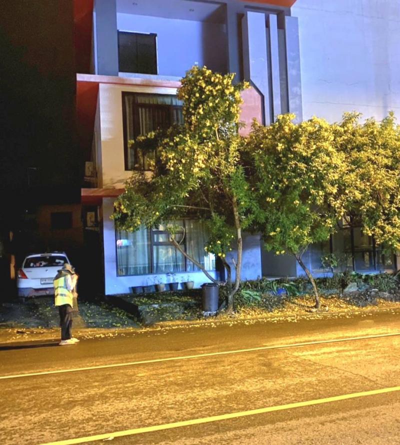 วันศุกร์ ที่ 22 สิงหาคม 2568 นายกเก่ง นายวิทยา ภารจรัส นายกเทศมนตรีตำบลบึงโขงหลงมอบหมายให้เจ้าหน้าที่กองช่าง ปัดกวาดเก็บขยะถนนสายหลักเริ่มจากหน้าร้านก๋วยเตี๋ยวไก่ถึงหน้าโรงเรียนบึงของหลงวิทยา เพื่อความสะอาดและเป็นระเบียบเรียบร้อย กำกับดูแลคุณภาพงานโดย นายวิพากษ์ สารบรรณ ปลัดเทศบาลตำบลบึงโขงหลง